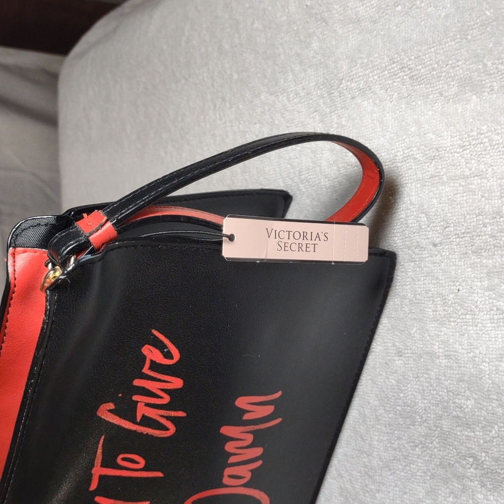 NWT Victoria's Secret Travel / Make-up Bag - Black & Red w/Wrist Strap - Picture 3 of 12